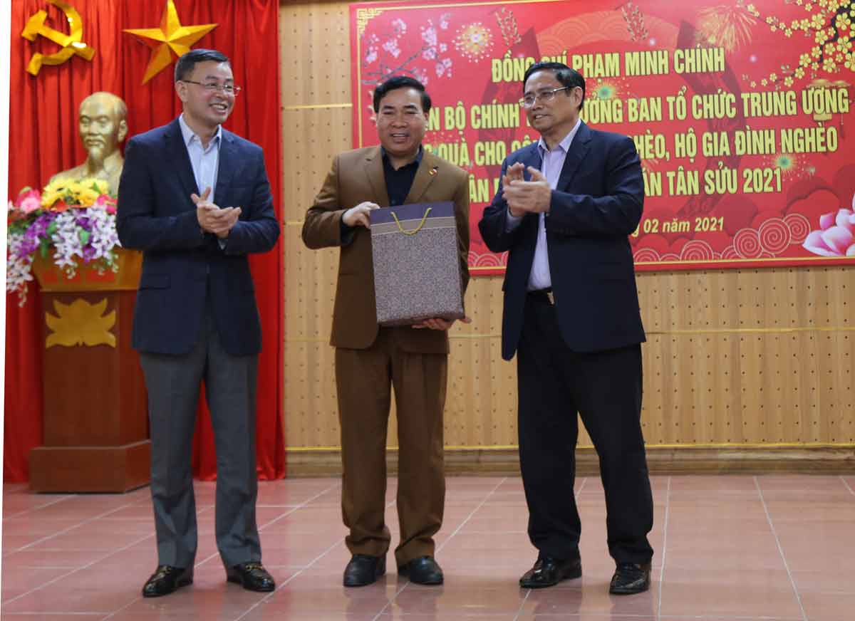 越南党和国家领导向全国各地人民拜年